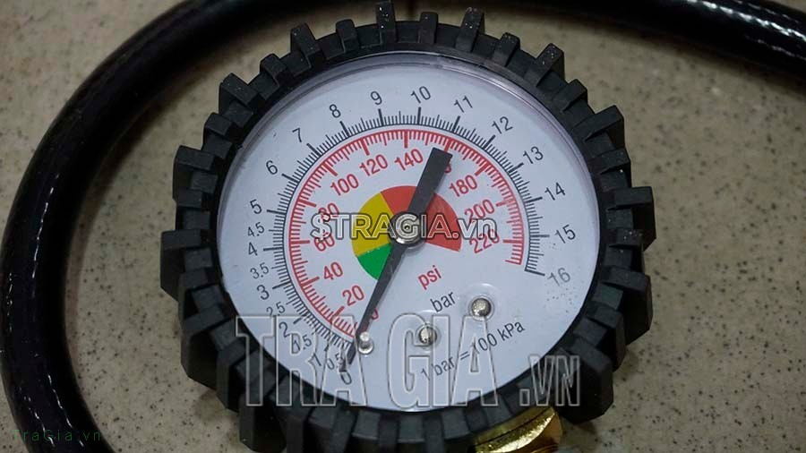Súng còn được trang bị đồng hồ đo áp lực giúp người dùng tiện theo dõi khi sử dụng